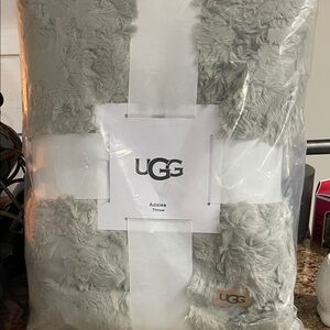 UGG Adalee Plush Throw in Soft Gray